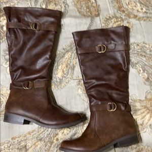 Kisses Brown Vinyl Boots 9 Medium Style “Janet”